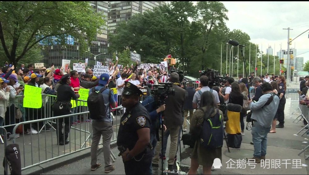 委内瑞拉示威者在联合国抗议马杜罗,美国大使