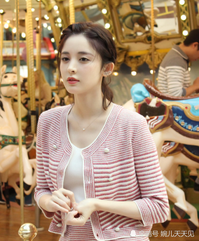 古力娜扎精致编发甜到炸,穿上小香风套装,轻松嫩成18岁美少女