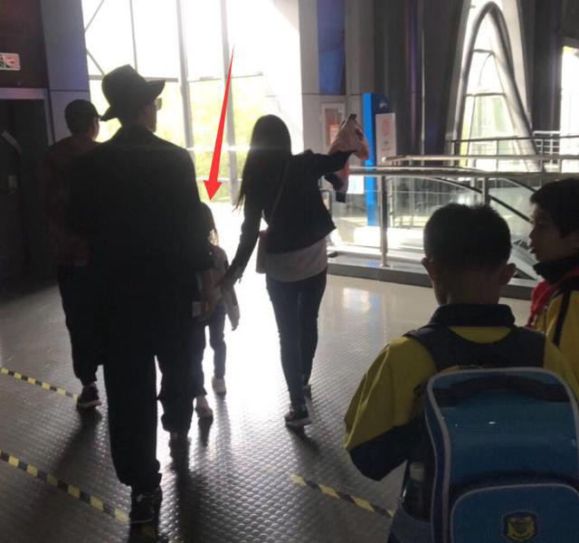 电影院偶遇甜馨,神秘女子陪贾乃亮看电影,不见