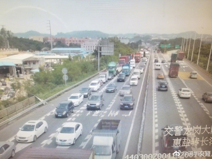 深汕高速发生大货车与面包车事故,占据两条车道