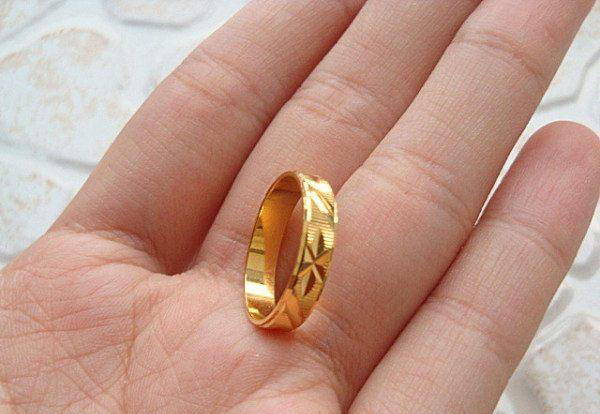 想买戒指,黄金和白金哪个更好?一问行家,才知