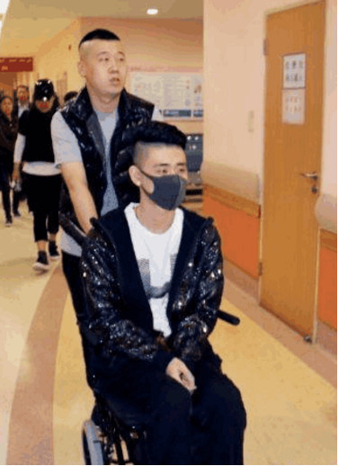 杨九郎知道以后,就告诉张云雷,你要起不来,我就