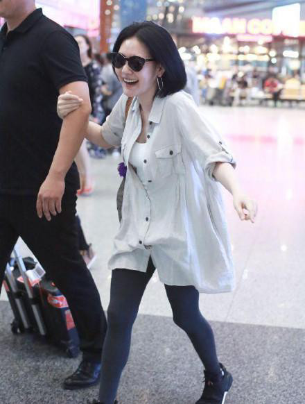 见过破洞裤,没见过小S穿的全是洞的裤子,真想