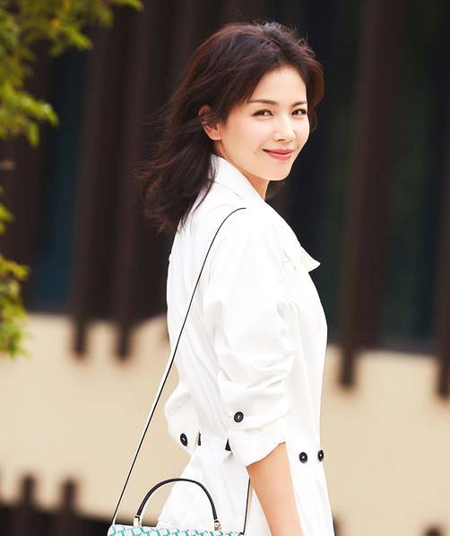 刘涛穿连体裤帅气迷人,无奈裤脚太长只能绑着