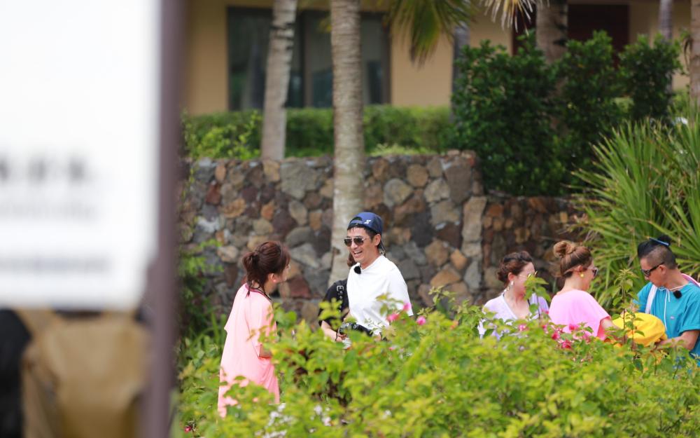 网友偶遇《妻子的浪漫旅行》,谢娜眼神迷离下