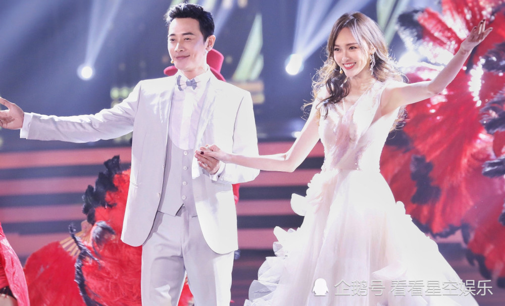 唐嫣千里奔爱探班罗晋,相互对视甜蜜似热恋,网