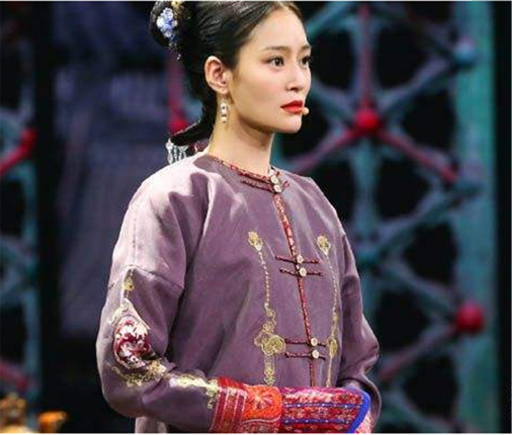 张小斐撩开衣服喂奶,吴秀波呆了,有谁注意到