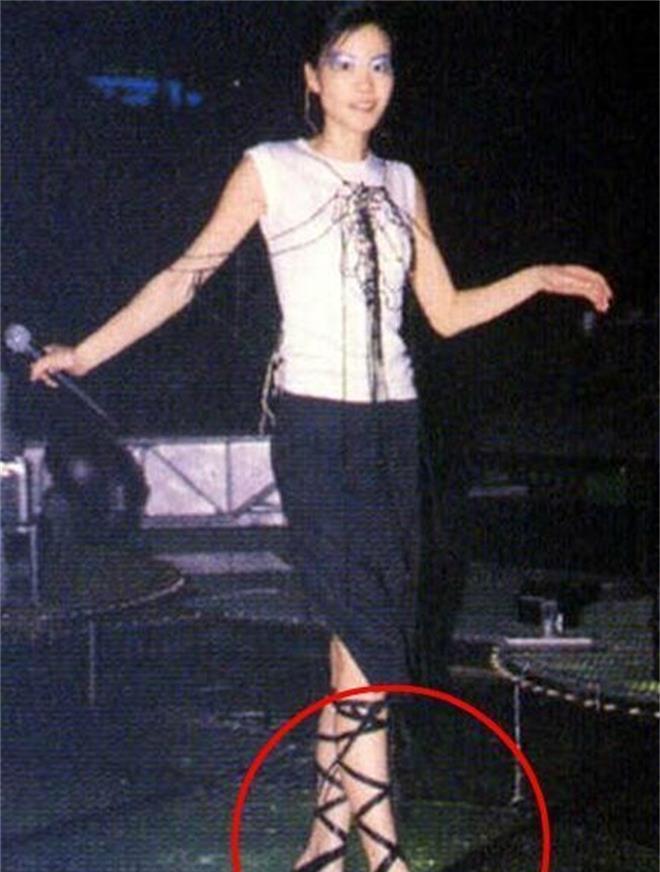 王菲穿无底高跟鞋不走寻常路,网友:鞋太危险,分