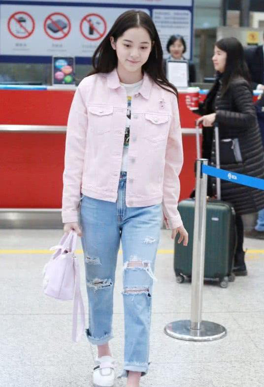 欧阳娜娜超孩子气啊!粉色上衣太嫩了!但是鞋子