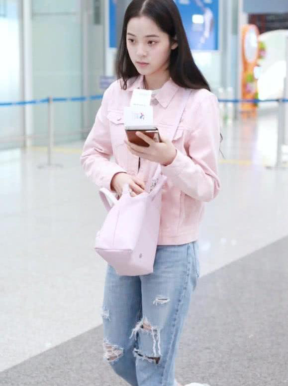 欧阳娜娜超孩子气啊!粉色上衣太嫩了!但是鞋子