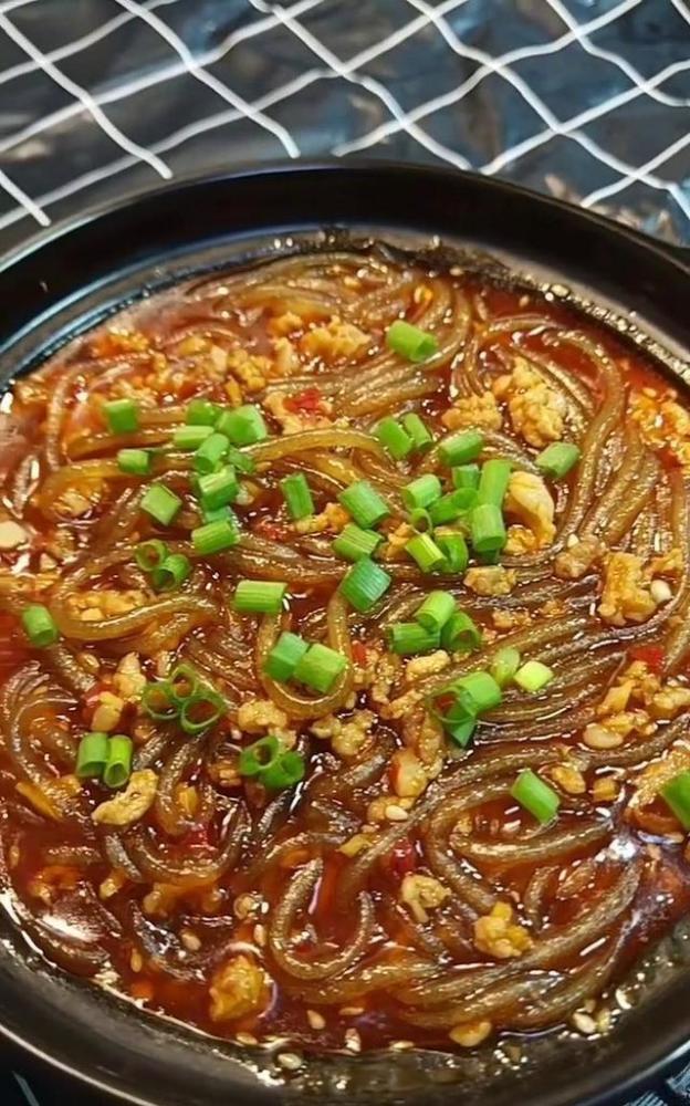 今天教大家一道家常的酸辣粉丝的做法
