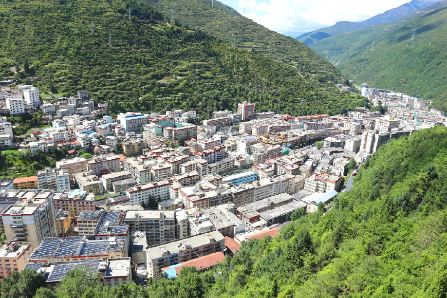 短短的几分钟里,一直贪婪地俯瞰着群山怀抱中的康定城全景