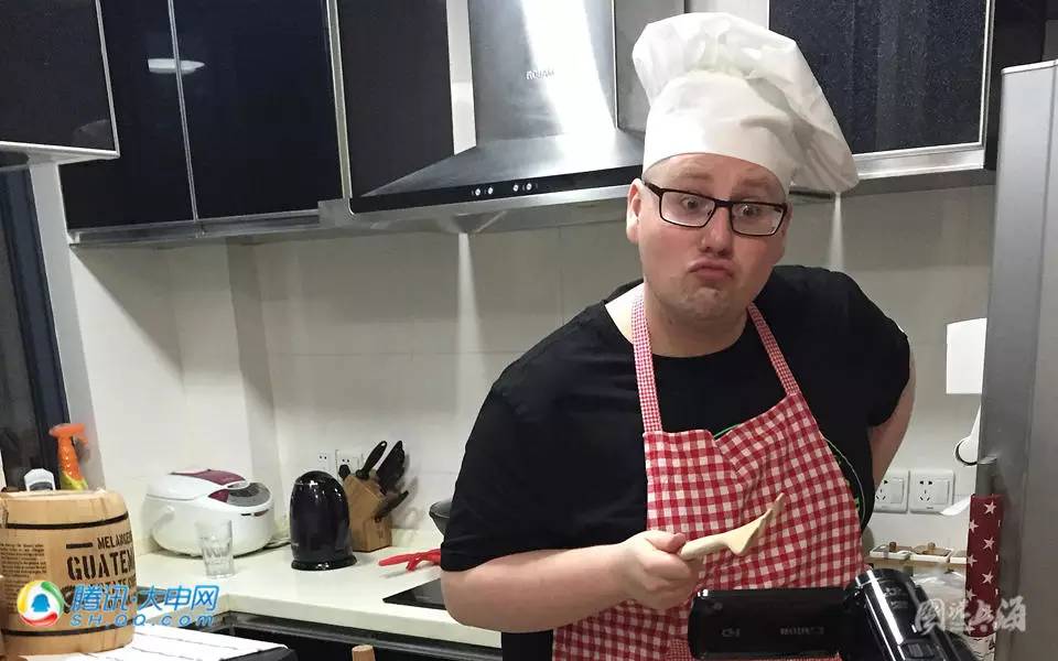 我的天哪!这老外突然爆红上海滩 他到底做了啥