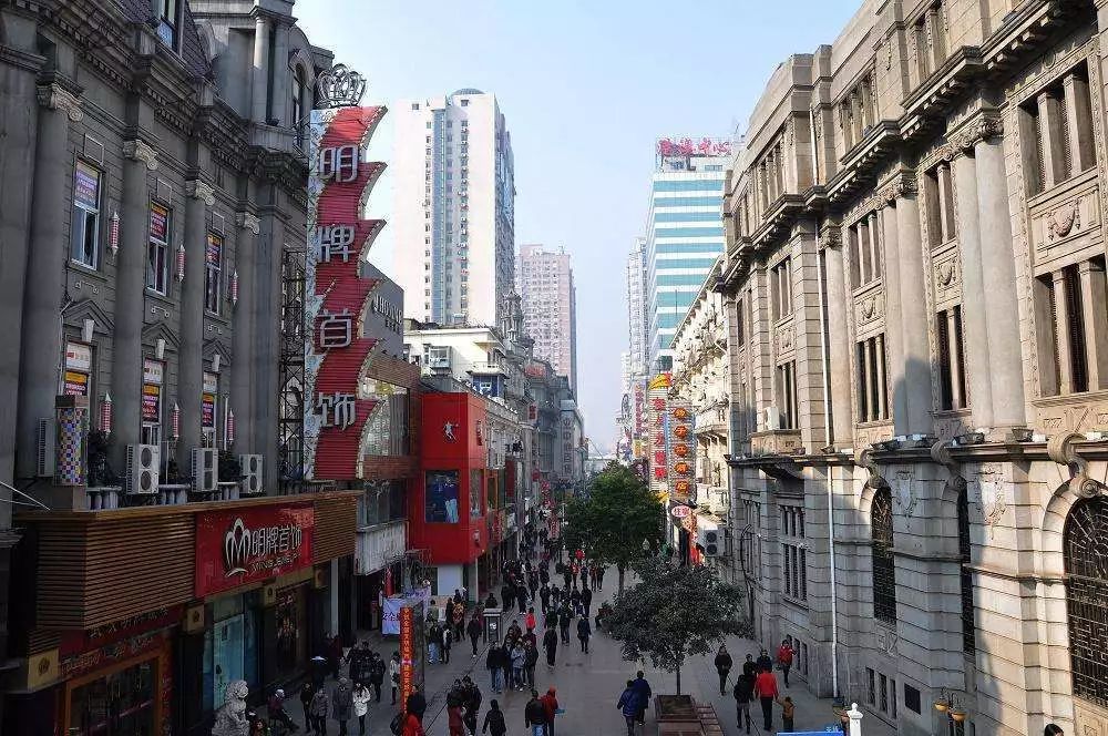 江汉路,武汉天地外 武汉各大区几乎都有商圈 奢侈品大牌云集,网红时尚