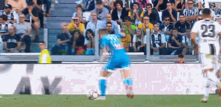 gif-c罗禁区晃翻后卫 跳舞单车表演 对手越强他越放松