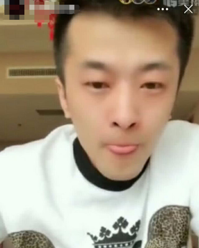 快手辛巴泪洒直播间,怒斥二驴,网友:快手网红有感情?