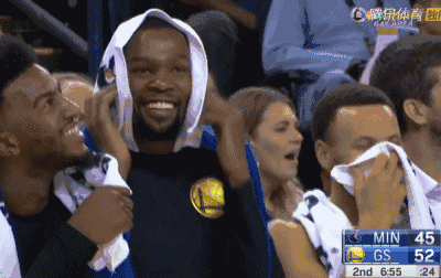 出来,不过,在一旁的库里却求生欲望非常强,他一直用毛巾捂着脸来偷笑