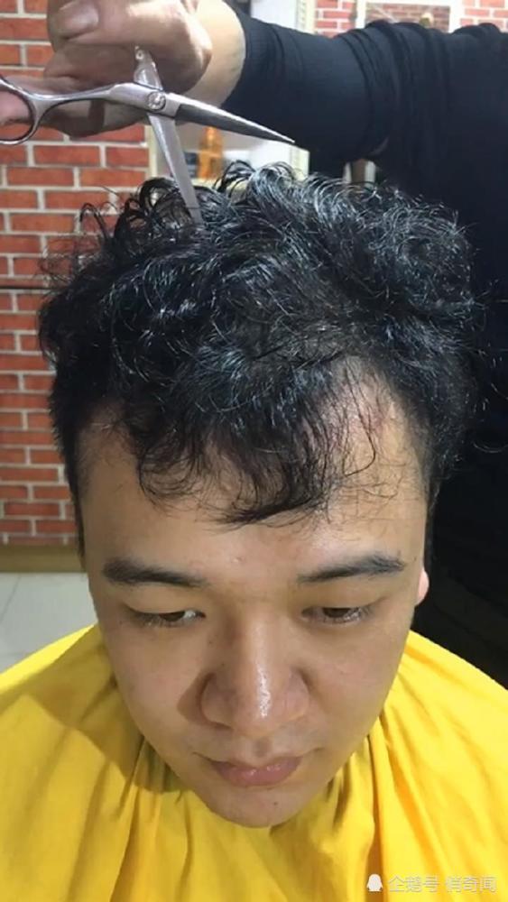 发际线偏高的卷发小伙去剃头,剃完秒变型男,网友:发型