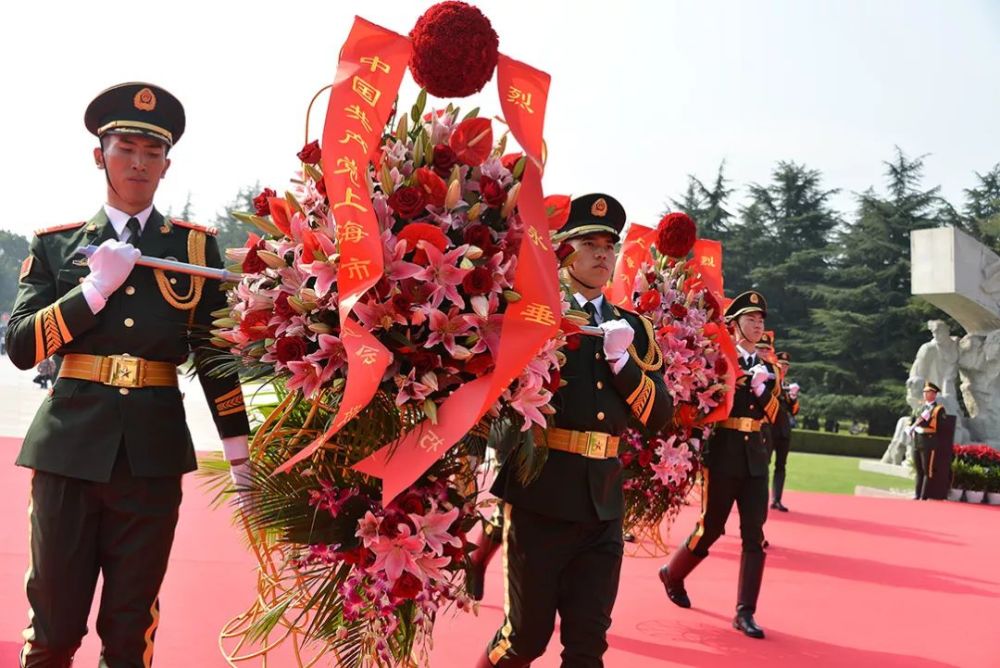 烈士纪念日向人民英雄敬献花篮仪式今天上午在龙华烈士陵园隆重举行