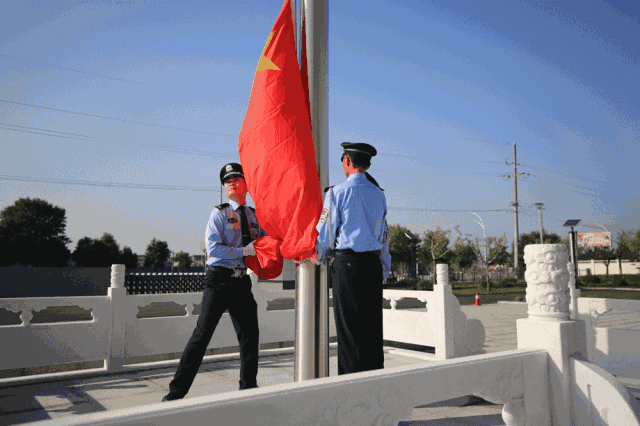 孟州市公安局隆重举行国庆升旗仪式 暨枪支集中配发