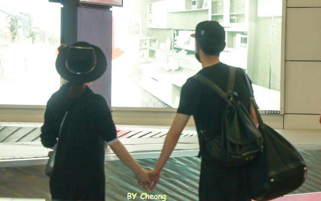 陈妍希夫妇手牵手 陈晓满满的老公力