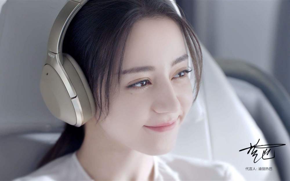 图五为迪丽热巴最性感的一张图片,俏皮可爱的