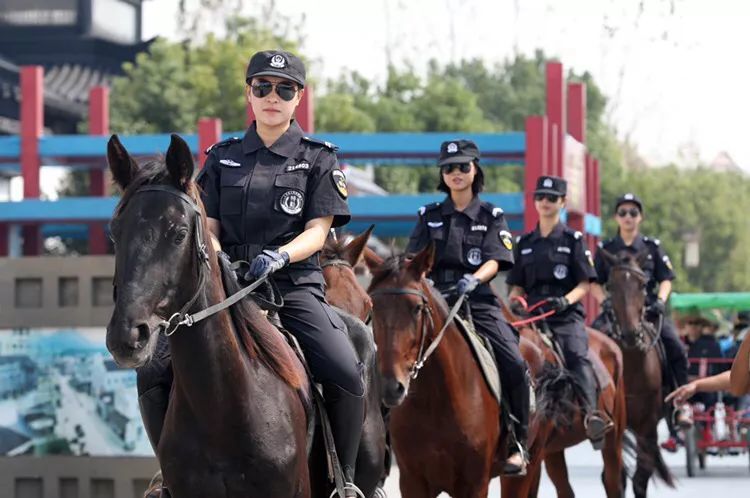 宁波街头惊现漂亮女骑警组图