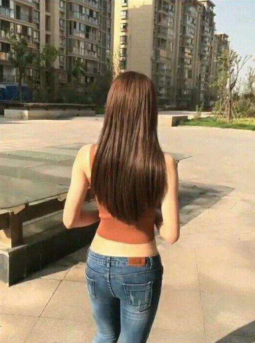 街拍:拥有魔鬼身材的美女,穿白色吊带紧身裙,性感十足