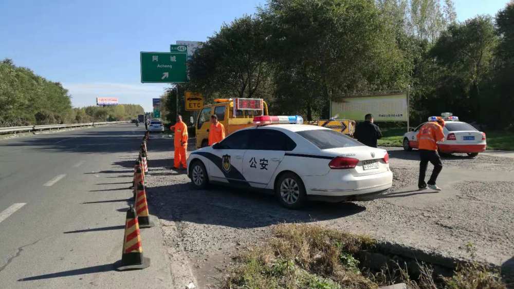 交警临时交通管制哈牡高速阿城服务区-