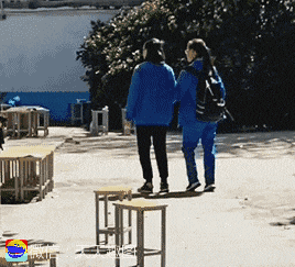 搞笑gif 寂寞的小手抓了又抓,猛然发现是没拉手刹!