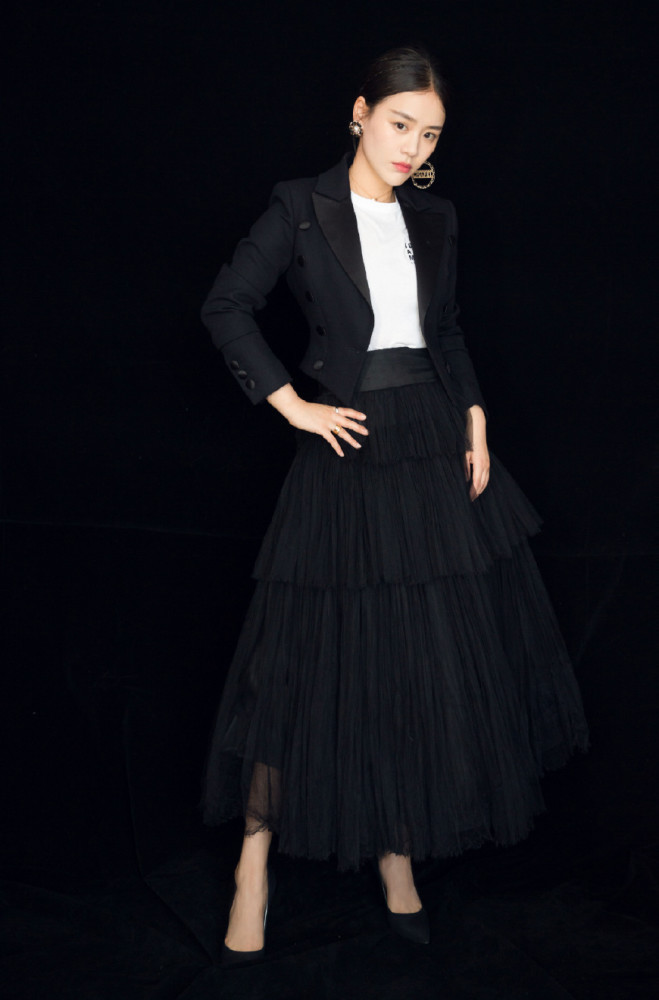 马思纯白色一字肩上衣配波点长裙,30岁秒变18