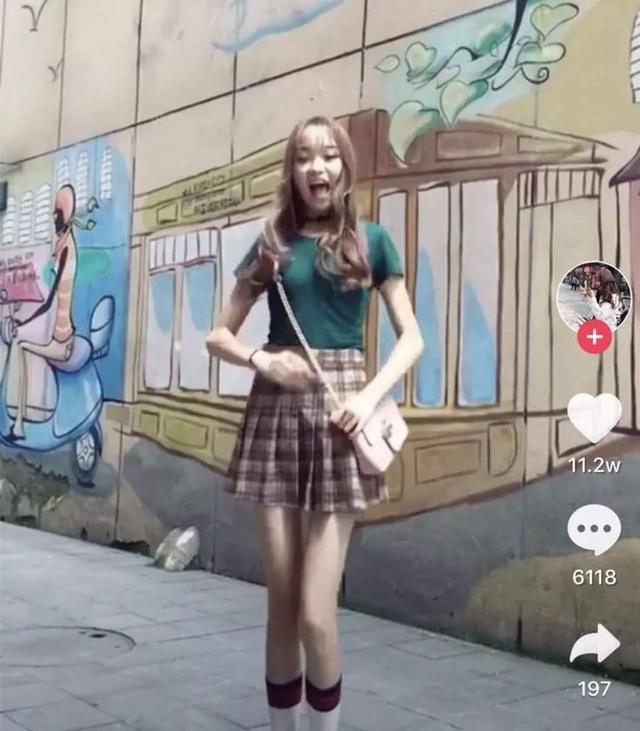 抖音地铁小姐姐走红,获得最佳荣誉称号,因这个细节被人说像温婉