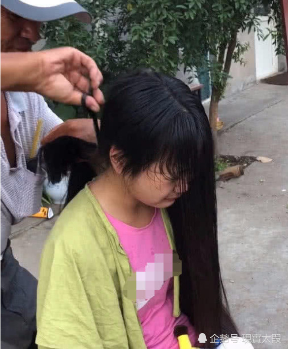 初中生剪掉8年长发,被理发师一个动作逼哭!网友:小时候的阴影
