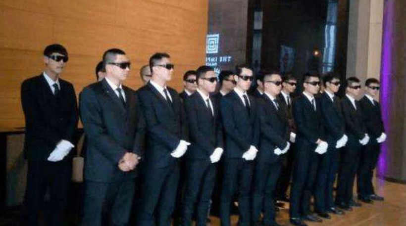 成龙带2个保镖,刘亦菲两排,李湘一群,而她却一个都不带!