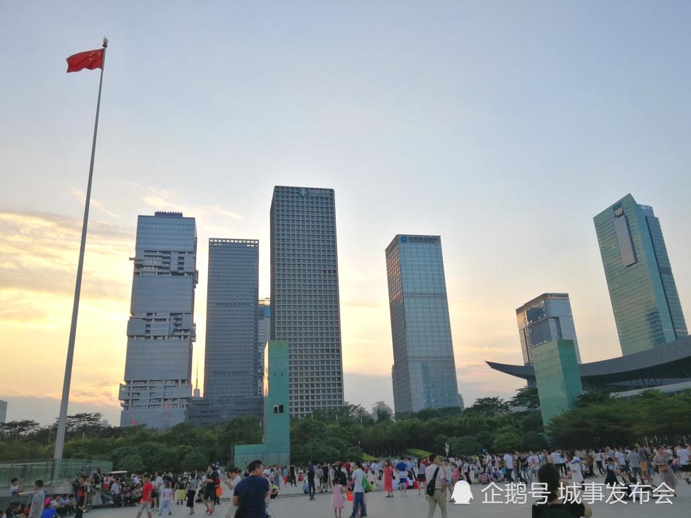 深圳市民广场,这几天都特别热闹,这里是深圳灯光秀的最佳观赏点