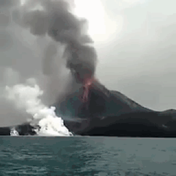转载中国帅哥火山喷发了_汤加火山再次喷发 巨浪涌入民宅_巴厘岛火山喷大量浓烟