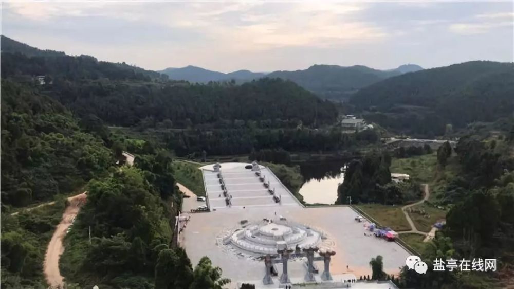 国庆长假盐亭旅游持续升温 游客登嫘祖陵祭拜中华母亲