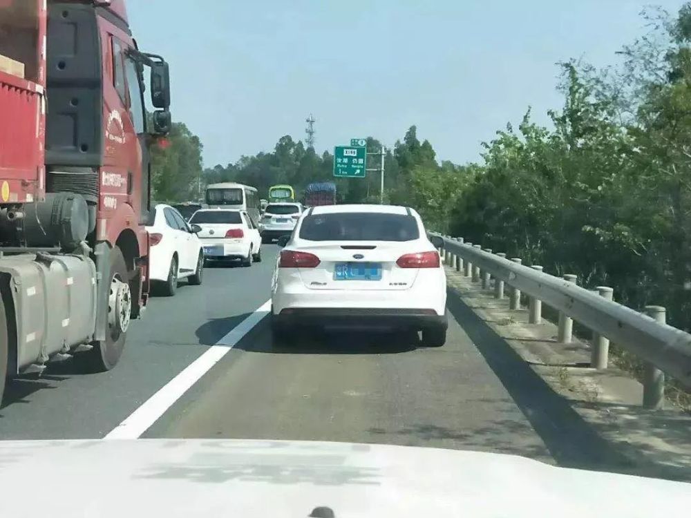 无数粤l堵死在高速上,还有好多车被罚了!