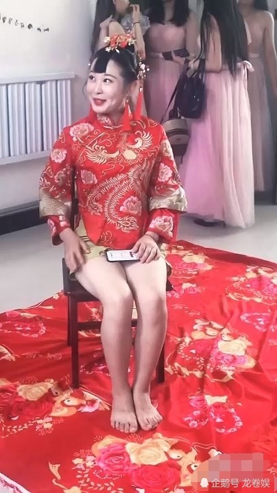 新娘直播穿裤子!公公抱儿媳妇合影!