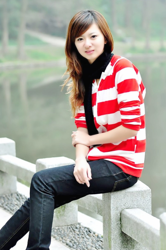 一个在户外美景下的清新素雅文静美女