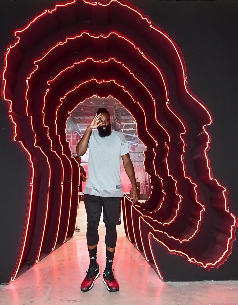 哈登中国行燃爆京城 与女主持贴耳交谈_学生时