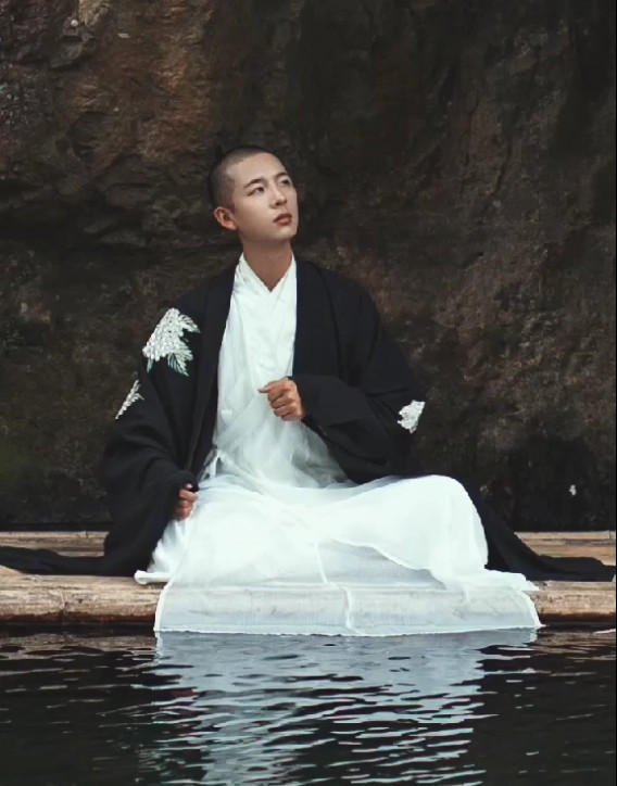 抖音"禁欲系和尚"撞脸邓伦,真实身份曝光后,女粉丝们纷纷取关