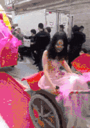 爆笑gif图:姑娘,你这纹身纹错地方了吧!