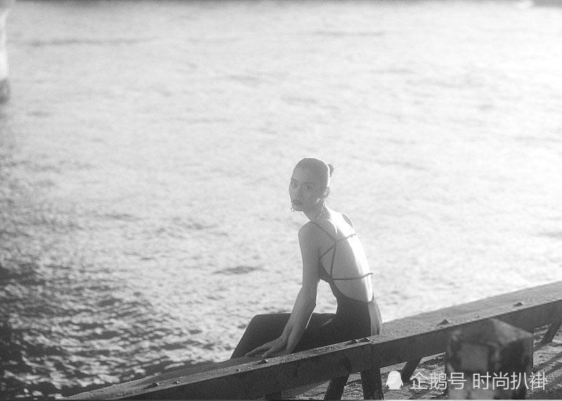 奚梦瑶又穿露背装拍写真,骨感诱人,网友:"赘肉"终于不