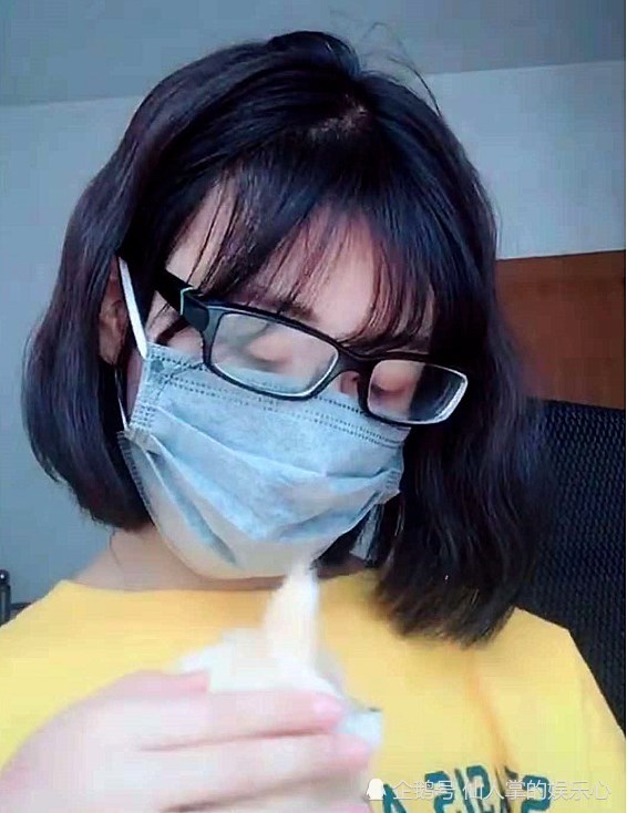 小姐姐一双眼睛火了,她摘下来口罩那一瞬间 网友:还是