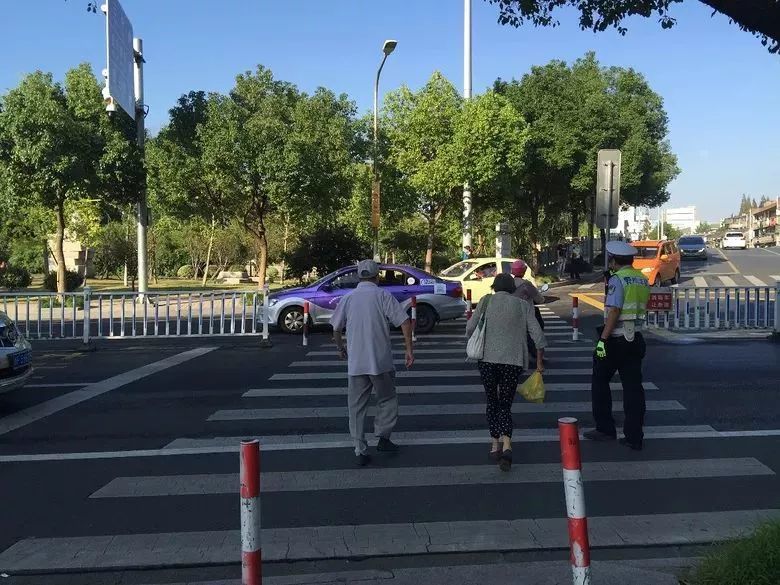 嘉兴这位老人火了,只因他过斑马线时