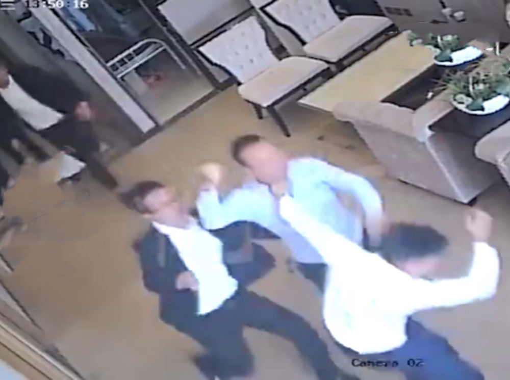 为抢客户中介十多人围攻售楼处打人!3人被刑拘6人治安