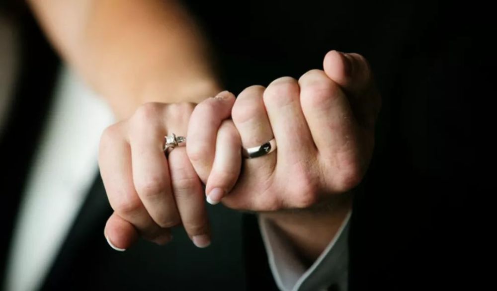 订婚戒指太便宜便上网羞辱高薪未婚夫,她的结局是