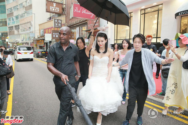 胡杏儿与众闺蜜拍婚纱照 被曝快结了_学生时代