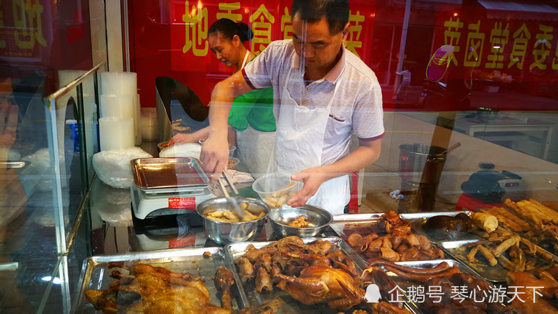 在六安,不论卤菜店铺,或是食品推车,亦或是小小摊位,生意都很好.